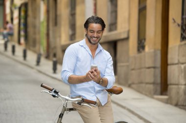 vintage bisiklet üzerinde telefonu kullanan adam