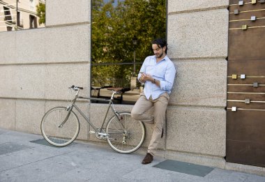 vintage bisiklet üzerinde telefonu kullanan adam