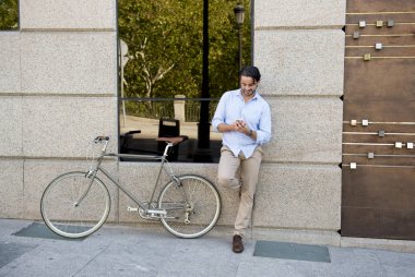 vintage bisiklet üzerinde telefonu kullanan adam