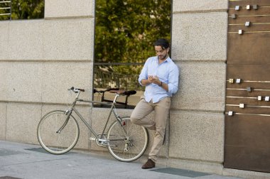 vintage bisiklet üzerinde telefonu kullanan adam