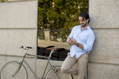 vintage bisiklet üzerinde telefonu kullanan adam