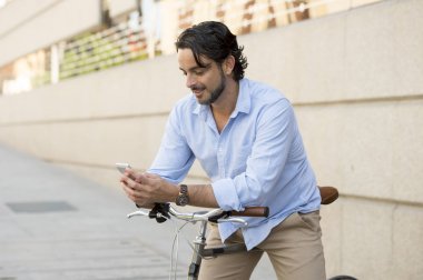 vintage bisiklet üzerinde telefonu kullanan adam