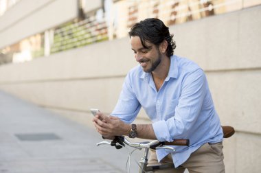 vintage bisiklet üzerinde telefonu kullanan adam