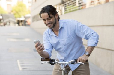 vintage bisiklet üzerinde telefonu kullanan adam