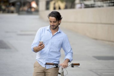 vintage bisiklet üzerinde telefonu kullanan adam