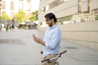 vintage bisiklet üzerinde telefonu kullanan adam