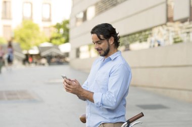 vintage bisiklet üzerinde telefonu kullanan adam