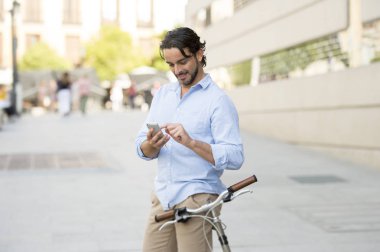 vintage bisiklet üzerinde telefonu kullanan adam