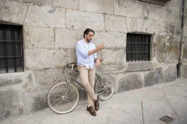 vintage bisiklet üzerinde telefonu kullanan adam