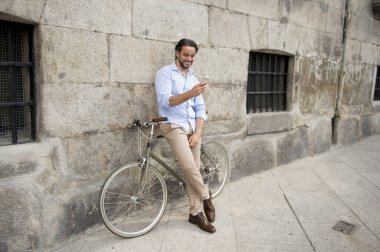 vintage bisiklet üzerinde telefonu kullanan adam