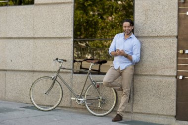 vintage bisiklet üzerinde telefonu kullanan adam