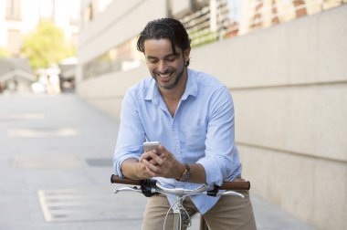 vintage bisiklet üzerinde telefonu kullanan adam