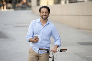 vintage bisiklet üzerinde telefonu kullanan adam