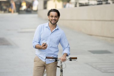 vintage bisiklet üzerinde telefonu kullanan adam