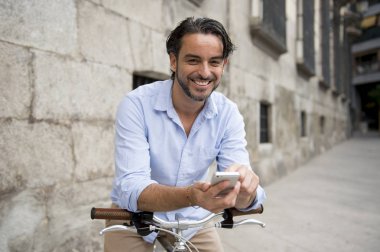 vintage bisiklet üzerinde telefonu kullanan adam