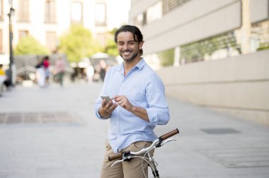 vintage bisiklet üzerinde telefonu kullanan adam