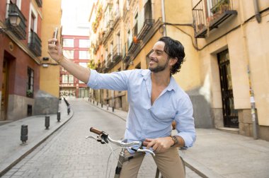 retro bisikletle selfie alarak adam