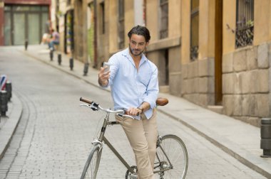 retro bisikletle selfie alarak adam