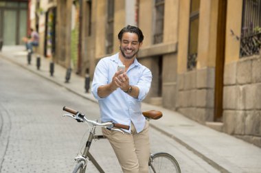 retro bisikletle selfie alarak adam