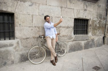 retro bisikletle selfie alarak adam