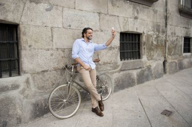 retro bisikletle selfie alarak adam