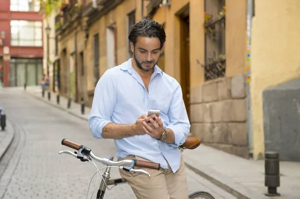 vintage bisiklet üzerinde telefonu kullanan adam