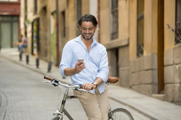 Hombre usando el teléfono en bicicleta vintage — Foto de Stock