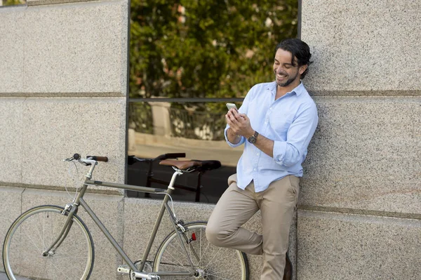 vintage bisiklet üzerinde telefonu kullanan adam