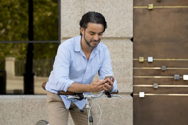 vintage bisiklet üzerinde telefonu kullanan adam