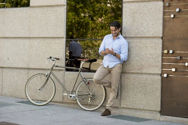 vintage bisiklet üzerinde telefonu kullanan adam