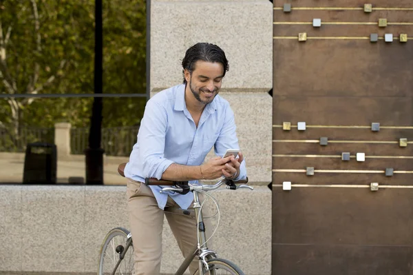 vintage bisiklet üzerinde telefonu kullanan adam