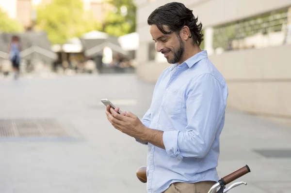 Hombre usando el teléfono en bicicleta vintage — Foto de Stock