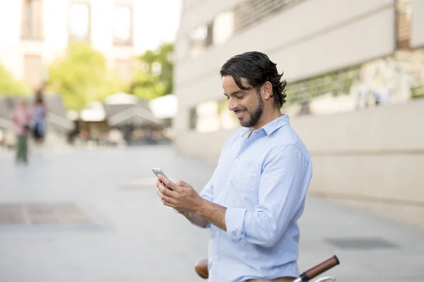 Hombre usando el teléfono en bicicleta vintage — Foto de Stock