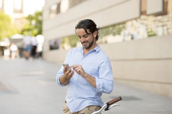 Ο άνθρωπος χρησιμοποιώντας τηλέφωνο ρετρό ποδήλατο — Φωτογραφία Αρχείου