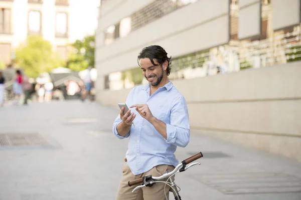 ヴィンテージ自転車に携帯電話を使用している人 — ストック写真