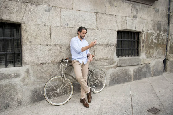 vintage bisiklet üzerinde telefonu kullanan adam