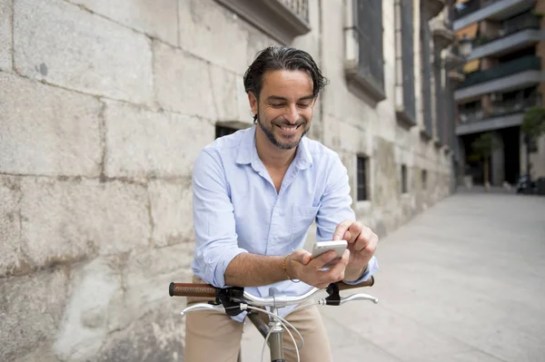 Hombre usando el teléfono en bicicleta vintage — Foto de Stock