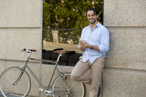 vintage bisiklet üzerinde telefonu kullanan adam