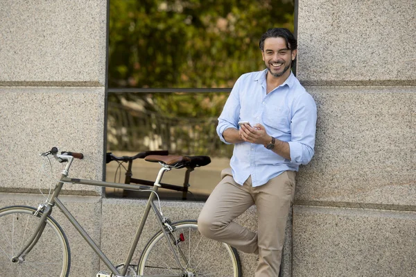 vintage bisiklet üzerinde telefonu kullanan adam