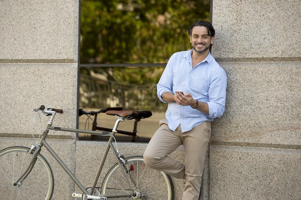 vintage bisiklet üzerinde telefonu kullanan adam