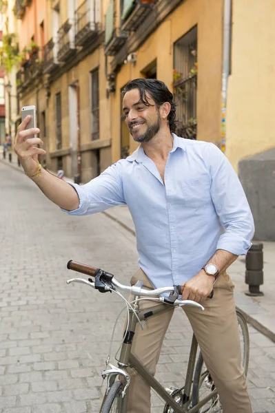 Homem tomando selfie na bicicleta retro — Fotografia de Stock