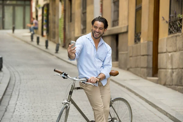 Hombre tomando selfie en bicicleta retro — Foto de Stock