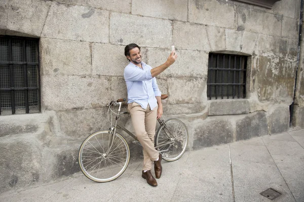 retro bisikletle selfie alarak adam