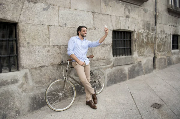 retro bisikletle selfie alarak adam
