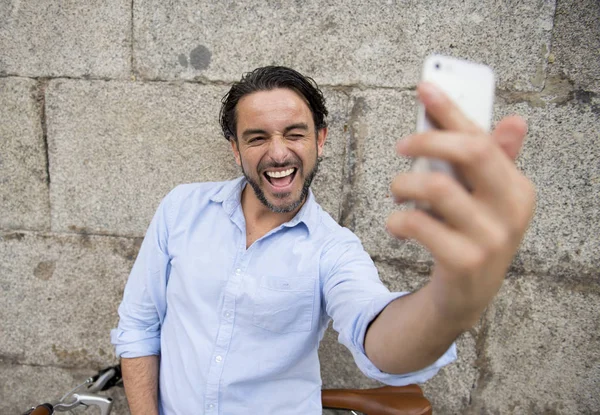 Hombre tomando selfie en bicicleta retro — Foto de Stock