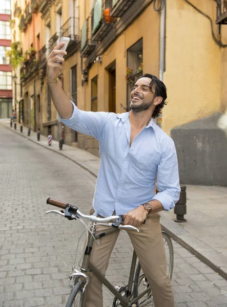 Homem tomando selfie na bicicleta retro — Fotografia de Stock