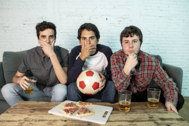 Grup genç futbol fanlar futbol oyunu evde kanepede izlerken hayal kırıklığı
