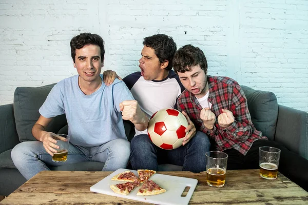 Groupe Excité Jeunes Fans Football Assis Sur Canapé Regarder Match — Photo