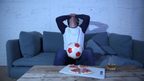 Jeune Fan Football Caucasien Déçu Colère Regarder Match Football Sur — Video