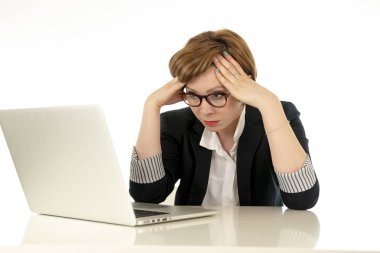 Genç güzel kırmızı saçlı beyaz iş kadını onun laptop arıyorum endişeli, yorgun, boğulmuş ve endişe çalışma bardaklarda vurguladı. İş, fazla çalışma, son tarih ve teknoloji kavramı.